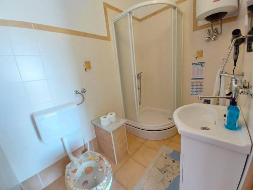 een badkamer met een douche, een toilet en een wastafel bij Apartments with a parking space Pag - 20124 in Pag