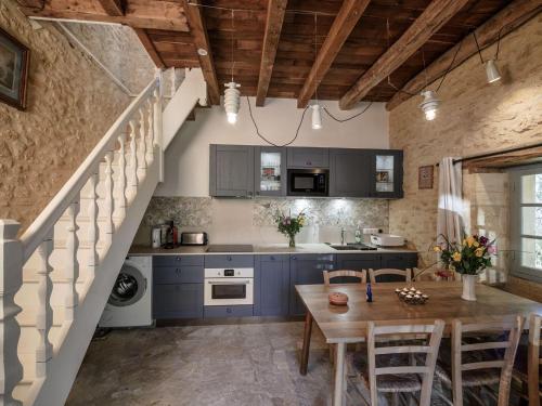 Una cocina o kitchenette en Holiday home in the forest near Belv s