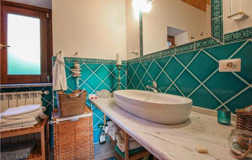 uma casa de banho com um grande lavatório e um espelho em 3 Bedroom Stunning Home In Maratea em Maratea