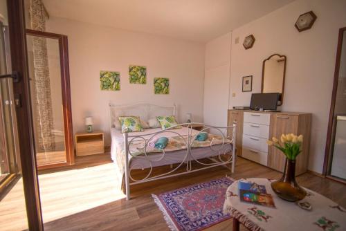 um quarto com uma cama, uma cómoda e um espelho em Apartments with a parking space Losinj, Losinj - 21194 em Mali Lošinj