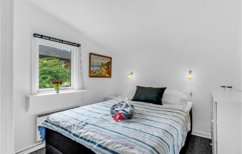 ein Schlafzimmer mit einem Bett mit blauer Decke und einem Fenster in der Unterkunft Beautiful Home In Krus With 2 Bedrooms, Sauna And Wifi in Kruså