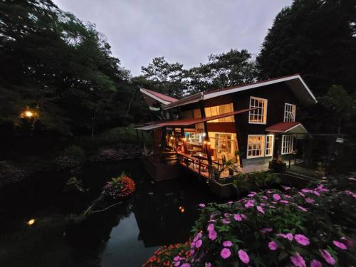 Lake House, Jacuzzi, AC, WiFi, Close to town