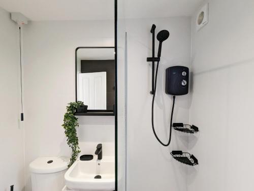 La salle de bains est pourvue d'un lavabo et d'un miroir. dans l'établissement 4 Avocet Quay , Emsworth, à Emsworth
