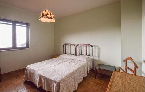 um quarto com uma cama e uma janela em Nice Home In Cetraro With Wifi em Cetraro