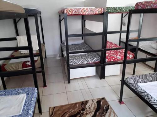 Ein Etagenbett oder Etagenbetten in einem Zimmer der Unterkunft hostel Sereia do itapua