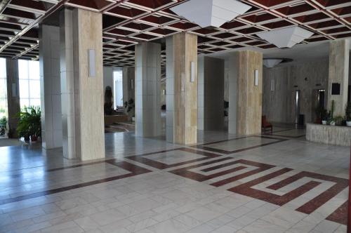 a lobby with columns and ailed floor in a building at Hotel Lido in Mamaia