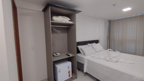 una habitación de hotel con 2 camas y un pequeño armario en Paradise Beach Flat's, en João Pessoa