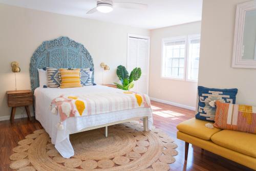 um quarto com uma cama com uma cabeceira azul em Folly Fantasea em Folly Beach