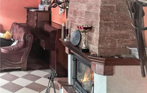 - une cheminée dans le salon avec cheminée dans l'établissement Nice Home In Debnica Kaszubska With Kitchen, à Dębnica Kaszubska