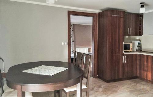 Il dispose d'une cuisine et d'une table à manger avec des chaises. dans l'établissement Nice Home In Debnica Kaszubska With Kitchen, à Dębnica Kaszubska