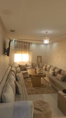 sala de estar con sofá grande y mesa en Nador Jadid Hay AL Matar 10 6 en Nador