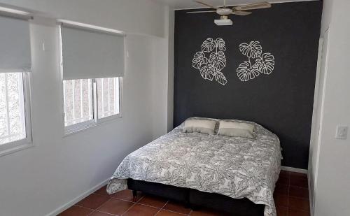 Schlafzimmer mit einem Bett und einem Deckenventilator in der Unterkunft Departamento en pleno centro Don Bosco 73 in Mendoza