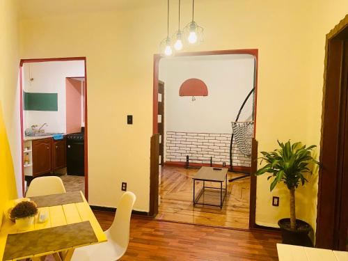 a living room with a table and a dining room at El rincón de la Escandón in Mexico City