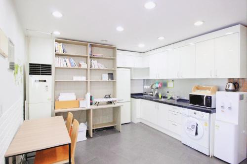 ครัวหรือมุมครัวของ Hostel Kpop