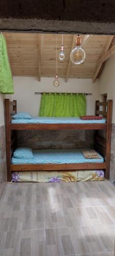 1 Schlafzimmer mit 2 Etagenbetten in einem Zimmer in der Unterkunft La Casita de Chocolate 2 in Bogotá