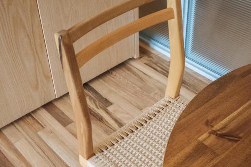 una silla de madera sentada junto a una mesa de madera en Xolo en Ciudad de México