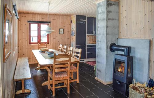 una sala da pranzo con tavolo e stufa a legna di Stunning Home In Gol With Sauna a Gol