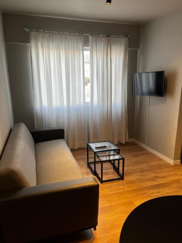 a living room with a couch and a table at Abdon Batista - Apto completo central, Smart TV in Joinville