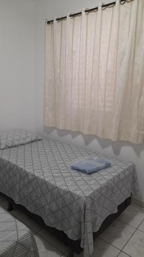 מיטה או מיטות בחדר ב-Quarto em Apto ao lado Shopping