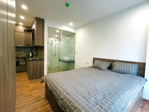 1 dormitorio con 1 cama y ducha acristalada en Căn hộ đầy đủ tiện nghi tại Vũ Miên Tây Hồ, en Hanói