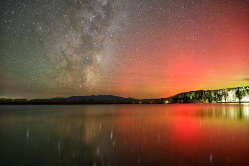 a night view of the milky way over a lake at The Barn at Killin B&B in Ohau