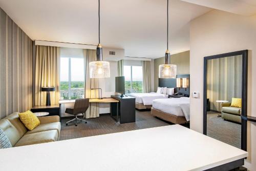 Habitación de hotel con cama y escritorio en Residence Inn by Marriott Houston Medical Center/NRG Park, en Houston