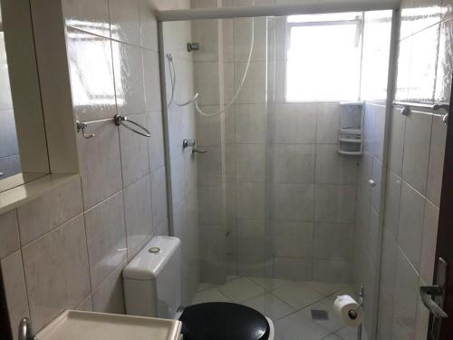 een kleine badkamer met een toilet en een raam bij Dell Agnello in Meia Praia