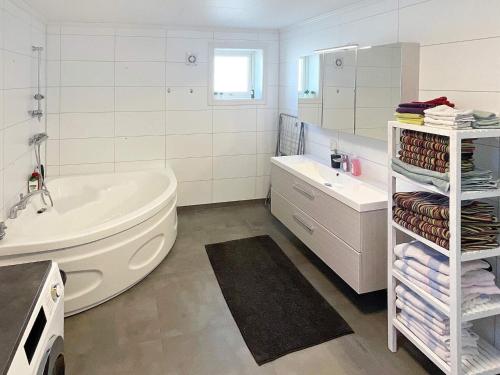 Bilik mandi di 6 person holiday home in AVERØY-By Traum