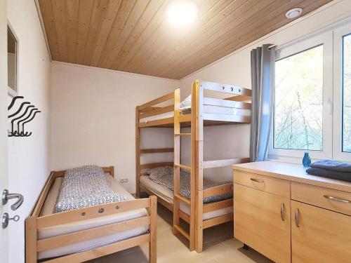 um quarto beliche com 2 beliches e uma secretária em Holiday home LONEVÅG III em Lonevåg