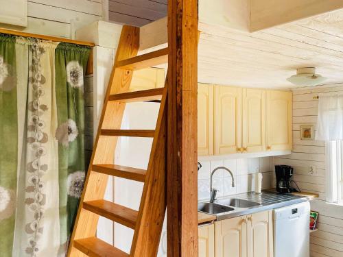 Kuchyň nebo kuchyňský kout v ubytování 5 person holiday home in BREDARED-By Traum