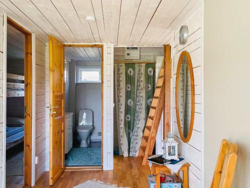 een badkamer met een toilet en een trap in een kamer bij Holiday home BREDARED in Tämta