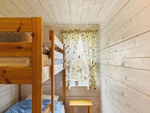Habitación pequeña con litera y ventana en Holiday home BREDARED en Tämta