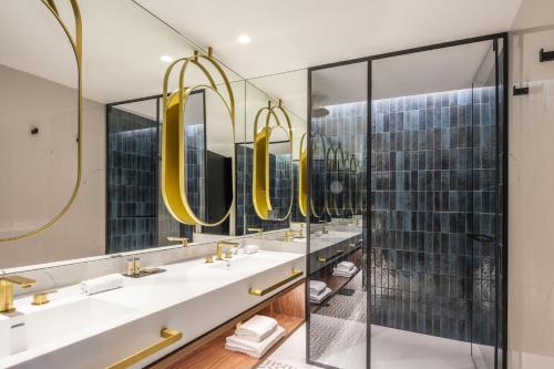 Koupelna v ubytování Renaissance Porto Lapa Hotel