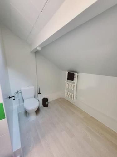 - une salle de bains avec toilettes dans une chambre blanche dans l'établissement Cosy appartement Pierrefitte sur seine proche Paris "Appart'1", à Pierrefitte-sur-Seine