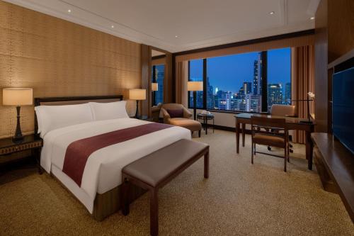 En eller flere senge i et værelse på Sheraton Grande Sukhumvit, a Luxury Collection Hotel, Bangkok