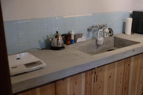 um balcão de cozinha com um lavatório e um micro-ondas em Kyo KOZO Kitano Tenjin - Vacation STAY 89906 em Quioto