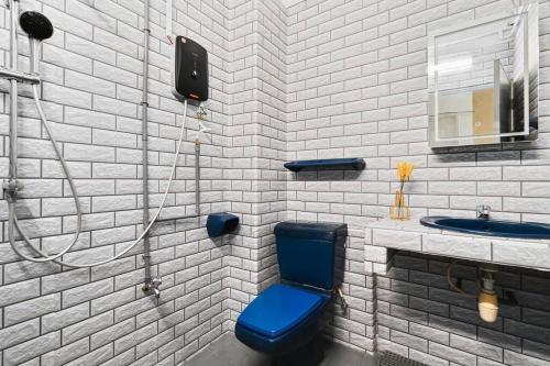uma casa de banho com um WC azul e um lavatório. em Welcome to Happy 35, Old Klang Road, 10mins to Midvalley ! em Kuala Lumpur