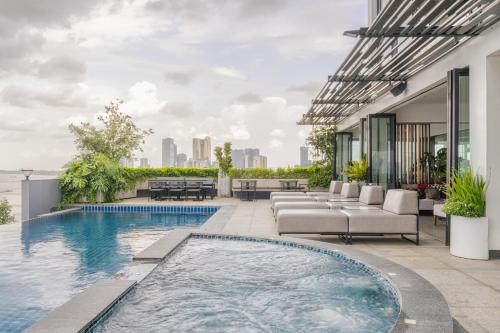 Bazén v ubytování Harmony Phnom Penh Hotel nebo v jeho okolí