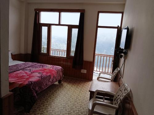 馬拉里的住宿－ROOP MOUNTAIN HOMESTAY，酒店客房设有一张床和两个窗户。