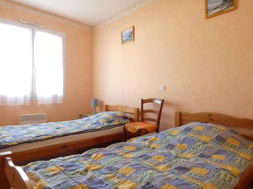 Posteľ alebo postele v izbe v ubytovaní Maison familiale 90m² à 400m des commerces, 3 chambres, jardin clos, animaux acceptés - FR-1-540-261