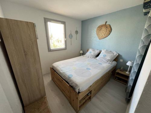 une chambre avec un grand lit dans une pièce dans l'établissement Appartement T2 climatisé, rénové, proche plage, avec terrasse et parking - Port Leucate - FR-1-81-586, à Port-Leucate