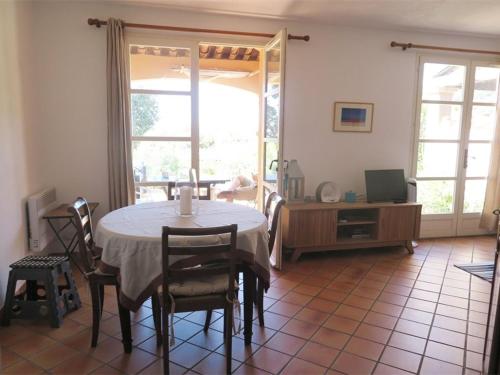 une salle à manger avec une table et des chaises dans l'établissement Maison lumineuse avec terrasse, accès piscines, parking privatif – La Croix-Valmer - FR-1-726-22, à La Croix-Valmer