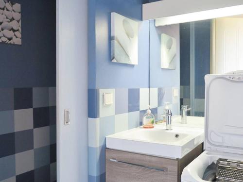 une salle de bain avec un lavabo et un miroir dans l'établissement Maison lumineuse avec terrasse, accès piscines, parking privatif – La Croix-Valmer - FR-1-726-22, à La Croix-Valmer