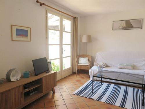 une chambre avec un lit, une télévision et une fenêtre dans l'établissement Maison lumineuse avec terrasse, accès piscines, parking privatif – La Croix-Valmer - FR-1-726-22, à La Croix-Valmer