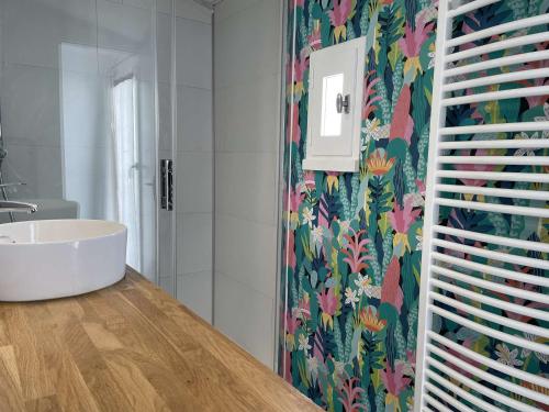 une salle de bain avec un lavabo blanc et une douche dans l'établissement Maison rénovée avec piscine, à 1,5 km du centre et proche mer, pour 3 personnes à Bretignolles-sur-Mer - FR-1-224A-62, à Bretignolles-sur-Mer
