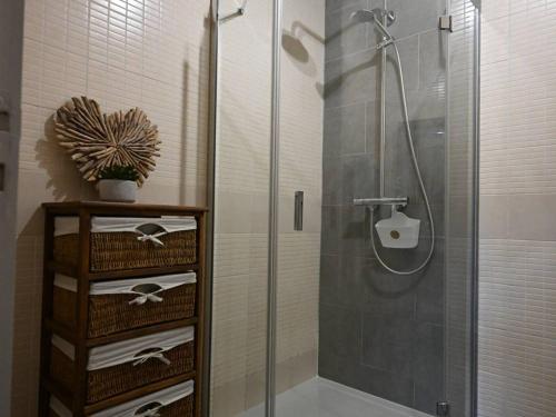 une salle de bain avec une douche avec une porte vitrée dans l'établissement Appartement Rénové avec Jardin à 1.2km de la Plage de Gigaro, La Croix-Valmer - FR-1-726-23, à La Croix-Valmer