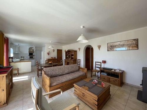 un salon avec un canapé et une table dans l'établissement Villa 4 pers avec piscine privée, grand terrain, animaux admis, WiFi, Orgnac l'Aven - FR-1-382-207, à Orgnac-lʼAven