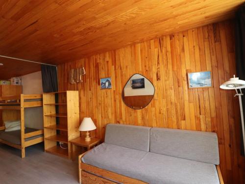 - une chambre avec un canapé et des lits superposés dans l'établissement Studio cosy, au pied des pistes, balcon et proche commerces - Tignes Val Claret - FR-1-502-502, à Tignes