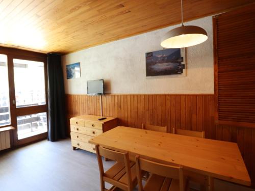 une salle à manger avec une table et des chaises en bois dans l'établissement Studio cosy, au pied des pistes, balcon et proche commerces - Tignes Val Claret - FR-1-502-502, à Tignes