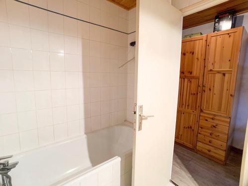 une salle de bain avec une baignoire et un lavabo dans l'établissement Studio cosy, au pied des pistes, balcon et proche commerces - Tignes Val Claret - FR-1-502-502, à Tignes